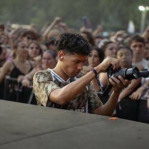 Gaël en train de photographier un concert