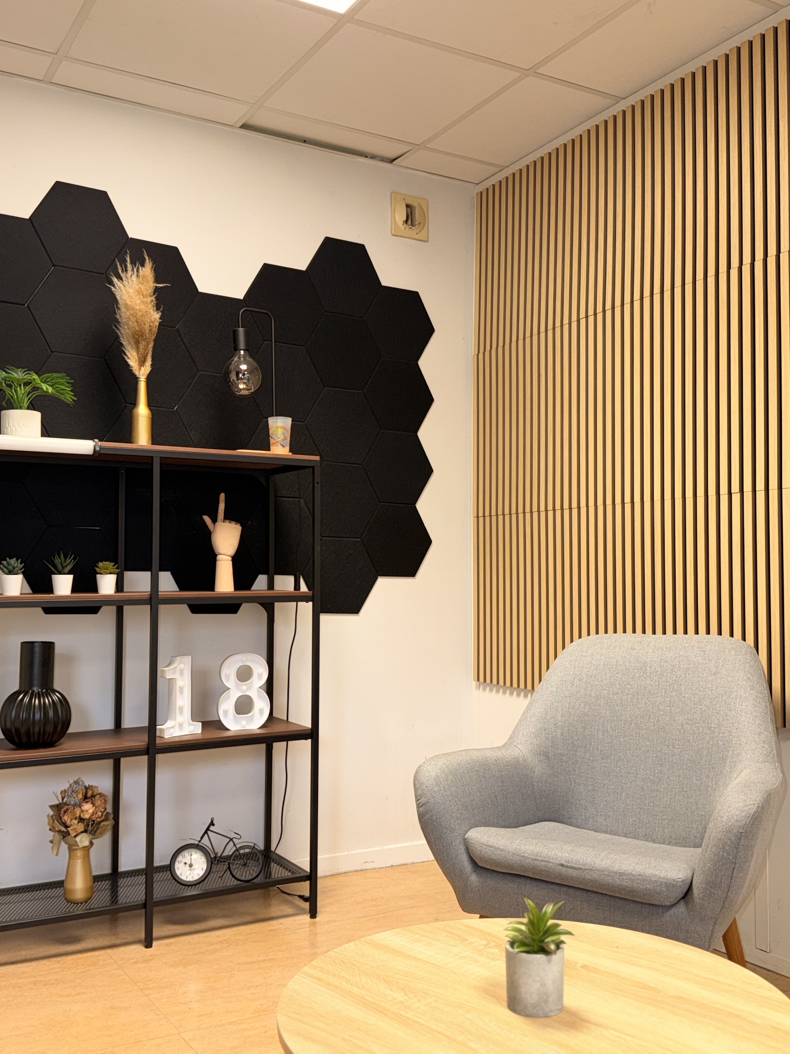 Fauteuil et éléments de décoration du studio podcast